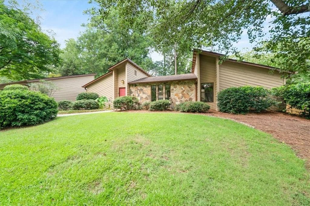 4 bedroom, 2 bathroom, 2,713 sq ft single family residence under contract at 20 Foxridge Court, Marietta, GA 30067 — photo 2