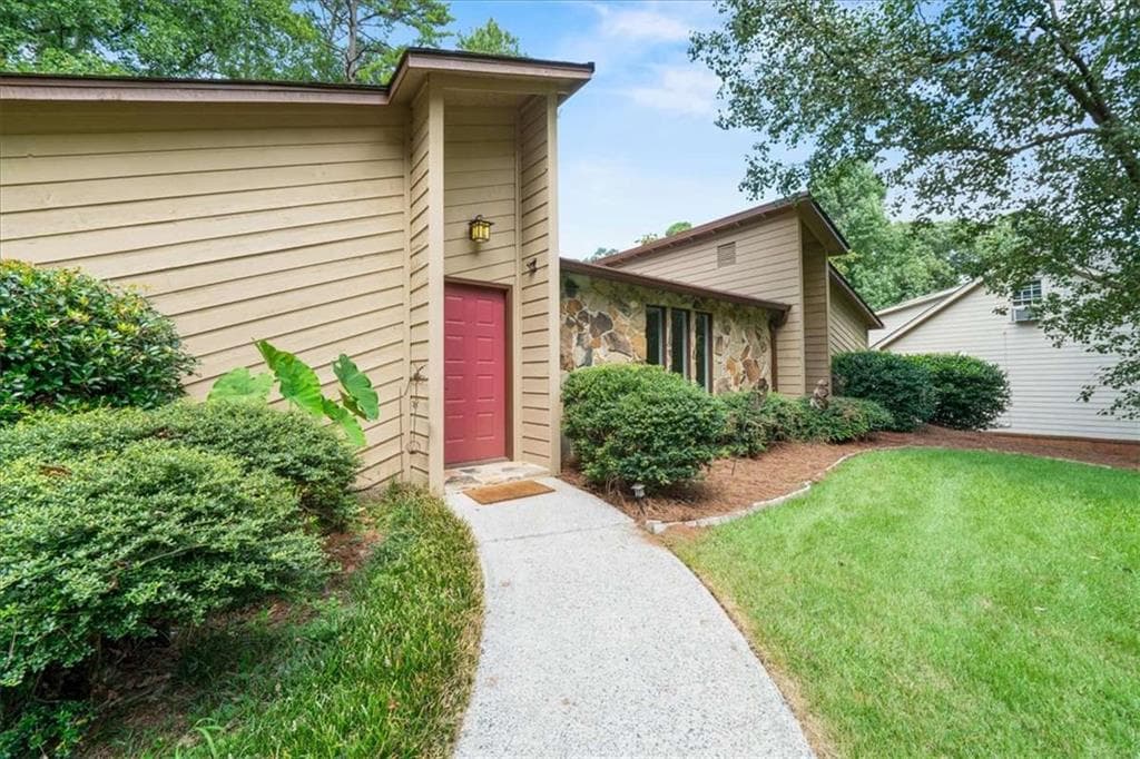 4 bedroom, 2 bathroom, 2,713 sq ft single family residence under contract at 20 Foxridge Court, Marietta, GA 30067 — photo 4