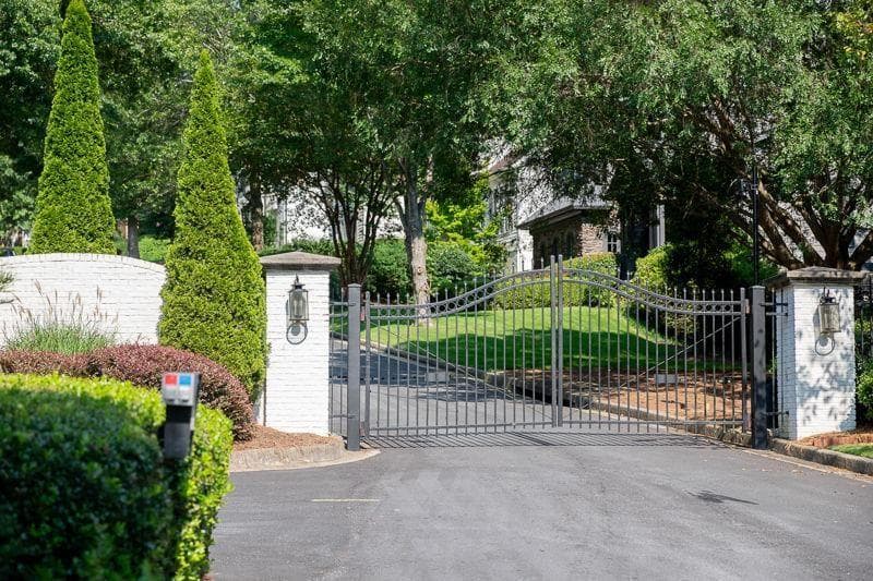 6 bedroom, 6 bathroom, 4,902 sq ft single family residence for sale at 260 Lake Summit View, Atlanta, GA 30342 — photo 3