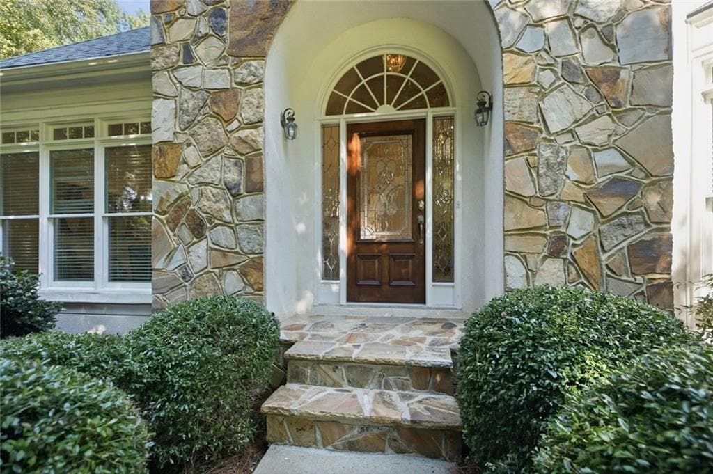 5 bedroom, 5 bathroom, 5,725 sq ft single family residence under contract at 865 Dockbridge Way, Alpharetta, GA 30004 — photo 3