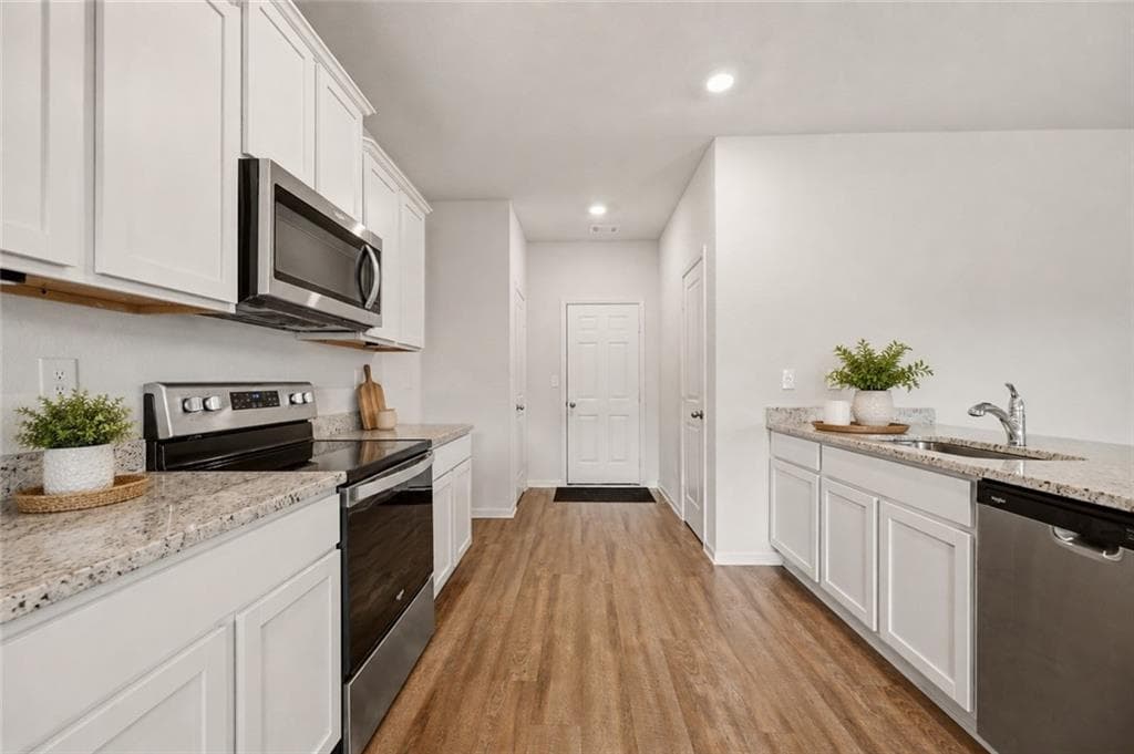3 bedroom, 3 bathroom, 1,921 sq ft single family residence for sale at 575 Meadows Farm Drive, Monroe, GA 30655 — photo 5