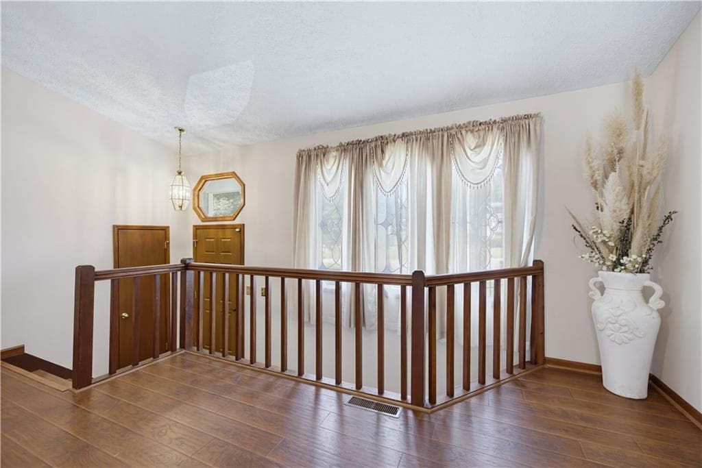 4 bedroom, 3 bathroom, 2,358 sq ft single family residence under contract at 4754 Seaboard Court, Acworth, GA 30102 — photo 2