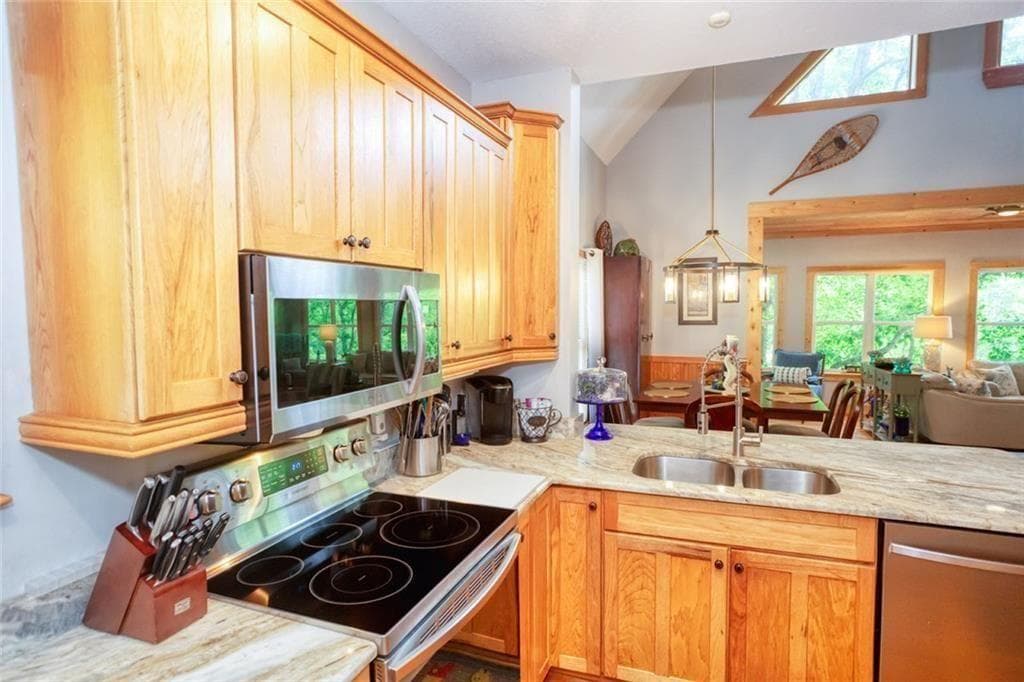 4 bedroom, 3 bathroom, 3,282 sq ft single family residence for sale at 190 Raintree Court, Demorest, GA 30535 — photo 7