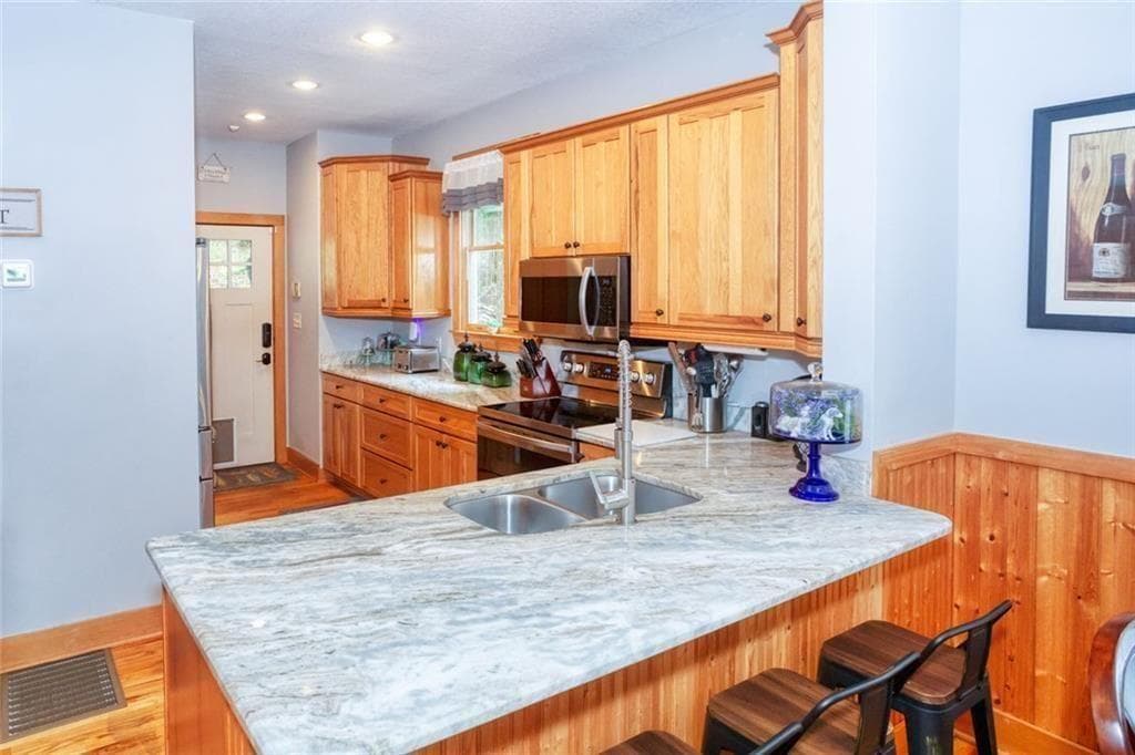 4 bedroom, 3 bathroom, 3,282 sq ft single family residence for sale at 190 Raintree Court, Demorest, GA 30535 — photo 9