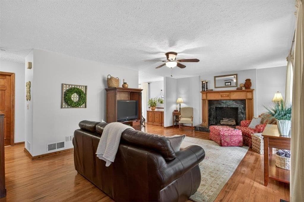 3 bedroom, 2 bathroom, 1,920 sq ft single family residence for sale at 403 Sycamore Drive, Canton, GA 30115 — photo 5