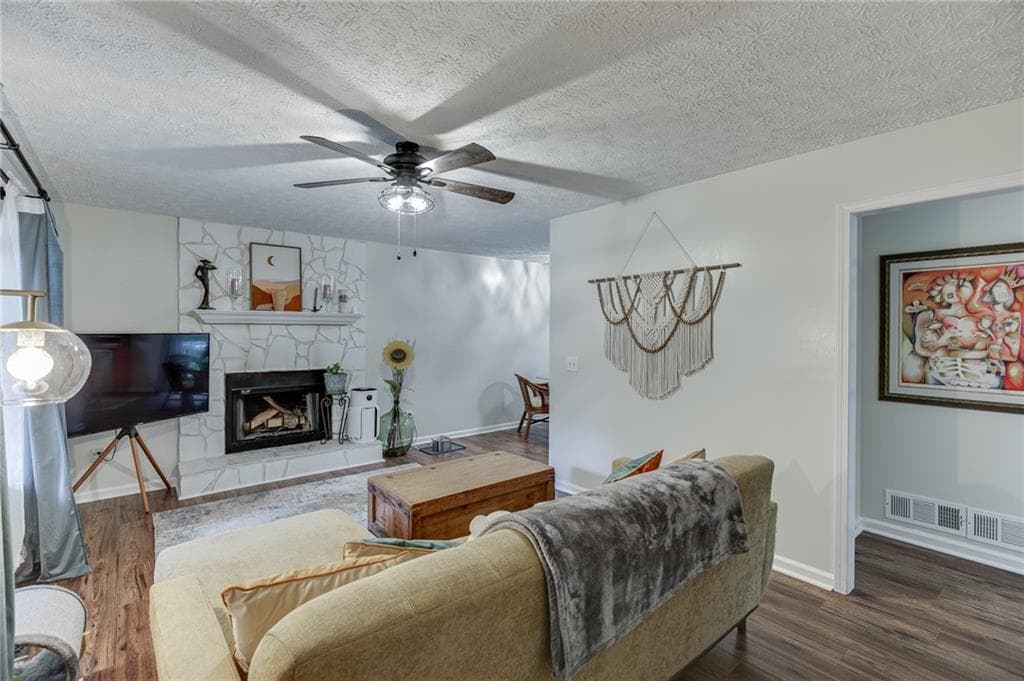 4 bedroom, 2 bathroom, 2,214 sq ft single family residence under contract at 9420 Manor Lane, Gainesville, GA 30506 — photo 5