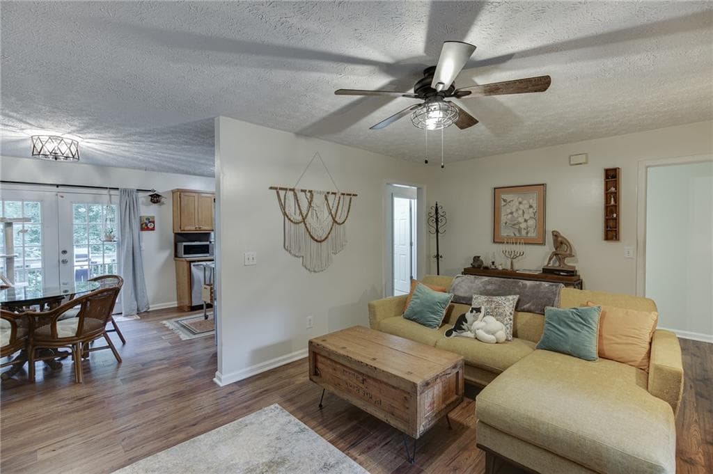 4 bedroom, 2 bathroom, 2,214 sq ft single family residence under contract at 9420 Manor Lane, Gainesville, GA 30506 — photo 7