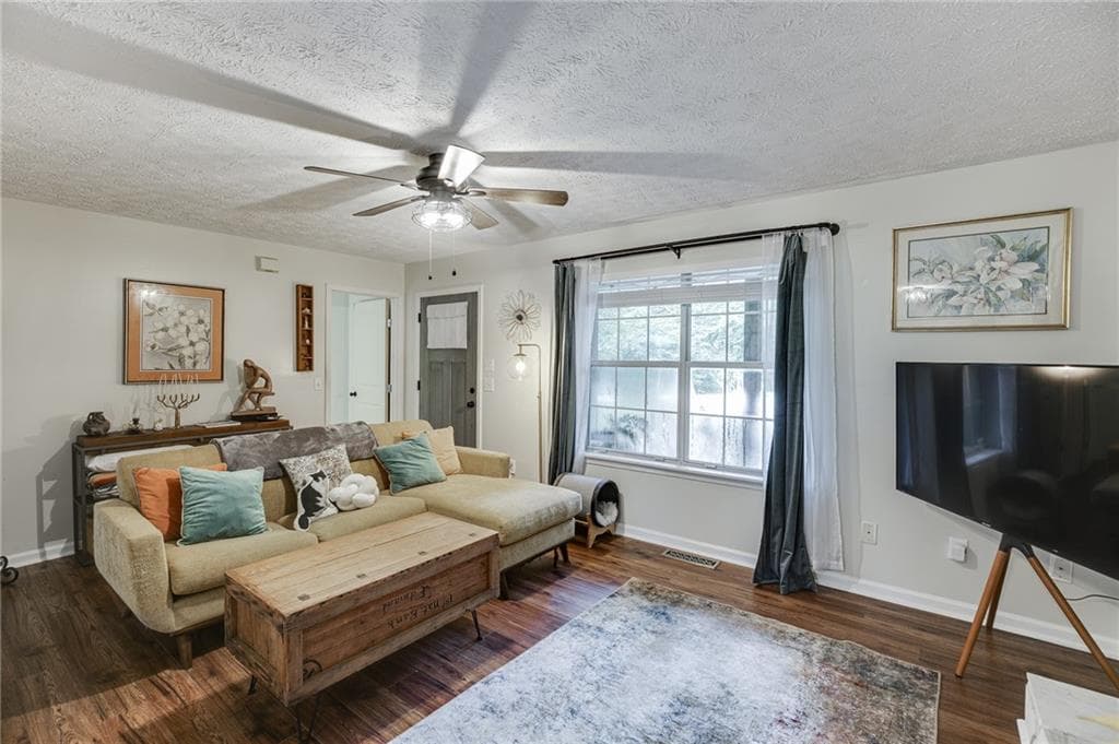 4 bedroom, 2 bathroom, 2,214 sq ft single family residence under contract at 9420 Manor Lane, Gainesville, GA 30506 — photo 8
