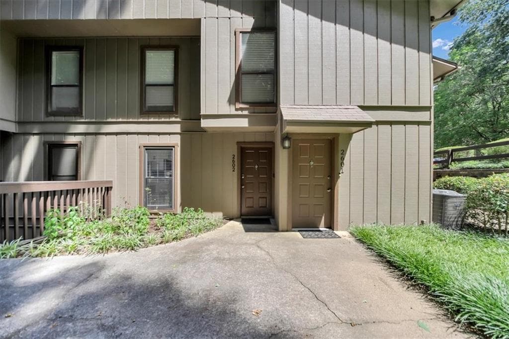 2 bedroom, 2 bathroom, 1,268 sq ft condominium for sale at 2602 Cumberland Court, Smyrna, GA 30080