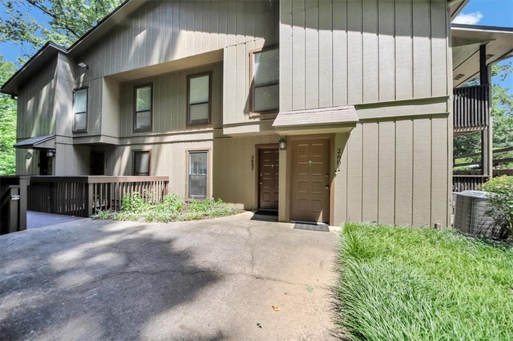 2 bedroom, 2 bathroom, 1,268 sq ft condominium for sale at 2602 Cumberland Court, Smyrna, GA 30080 — photo 2