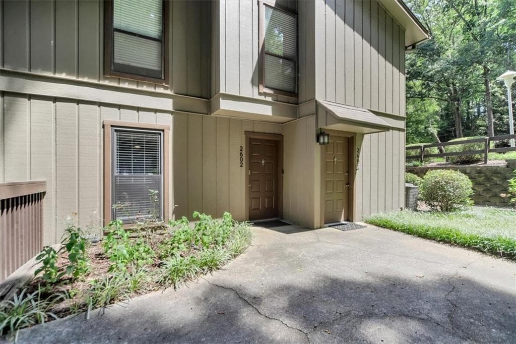 2 bedroom, 2 bathroom, 1,268 sq ft condominium for sale at 2602 Cumberland Court, Smyrna, GA 30080 — photo 3