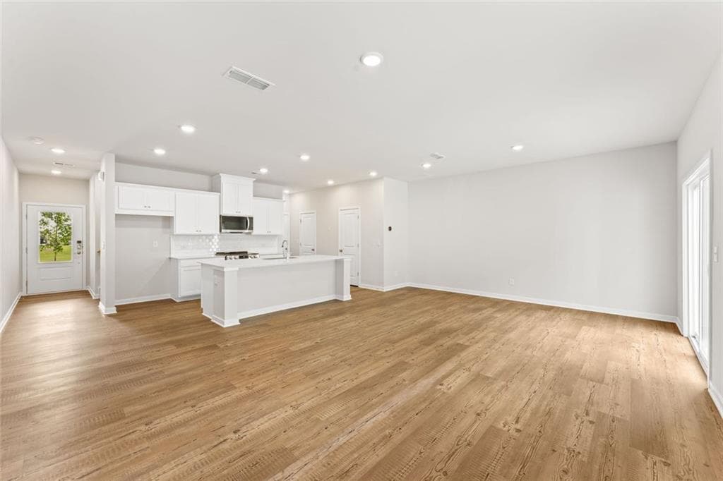 3 bedroom, 3 bathroom, 1,842 sq ft townhouse for sale at 7469 Clover Lane 132, Flowery Branch, GA 30542 — photo 4