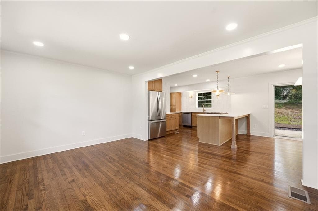 3 bedroom, 2 bathroom, 1,196 sq ft single family residence under contract at 215 Valley Drive, Roswell, GA 30075 — photo 8