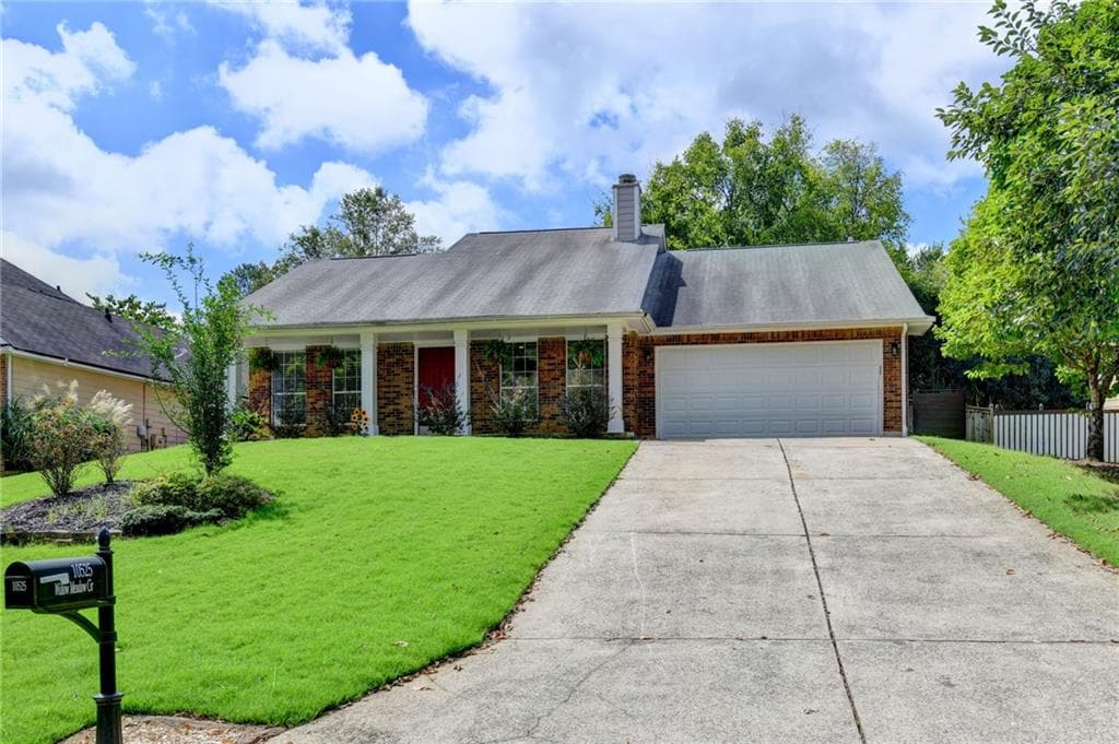 3 bedroom, 2 bathroom, 1,640 sq ft single family residence for sale at 10525 Willow Meadow Circle, Johns Creek, GA 30022 — photo 4
