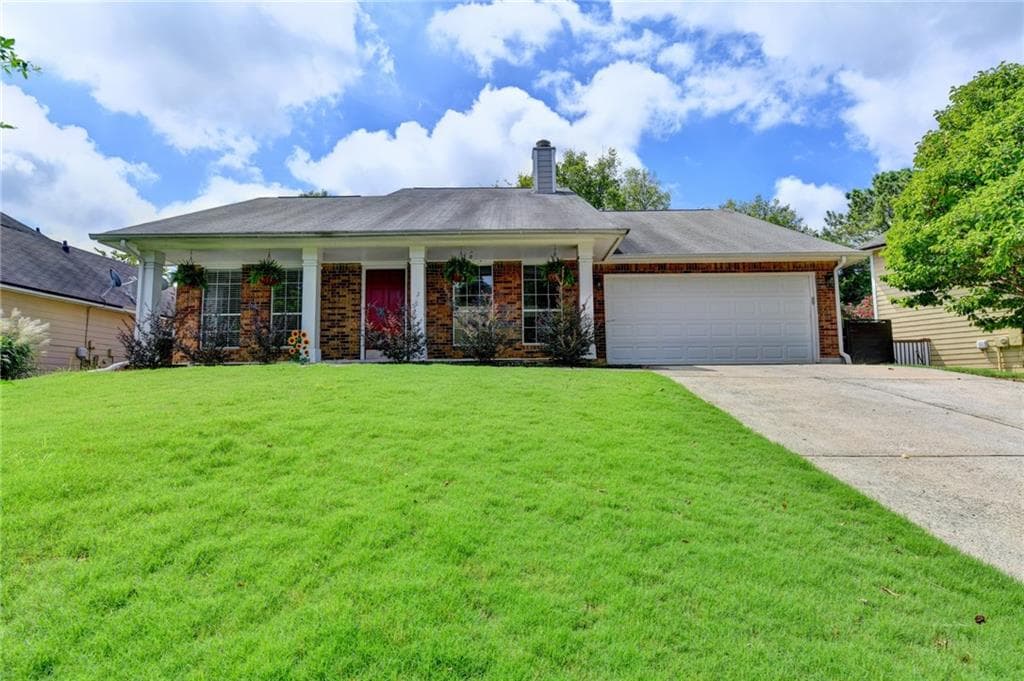 3 bedroom, 2 bathroom, 1,640 sq ft single family residence for sale at 10525 Willow Meadow Circle, Johns Creek, GA 30022 — photo 3
