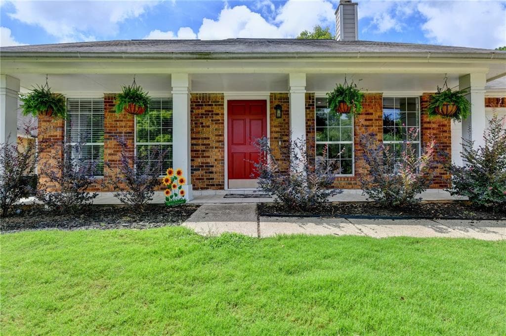 3 bedroom, 2 bathroom, 1,640 sq ft single family residence for sale at 10525 Willow Meadow Circle, Johns Creek, GA 30022 — photo 2