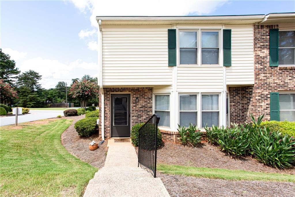 3 bedroom, 3 bathroom, 1,476 sq ft condominium for sale at 768 Longleaf Drive, Lawrenceville, GA 30046