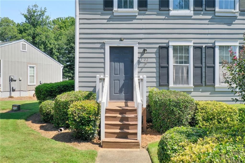 3 bedroom, 3 bathroom, 1,408 sq ft townhouse under contract at 502 Harbor Lake Court, Marietta, GA 30066 — photo 2