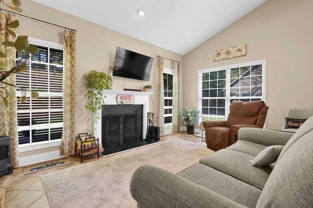 3 bedroom, 2 bathroom, 2,042 sq ft single family residence for sale at 4337 Shag Bark Trail, Gainesville, GA 30507 — photo 4