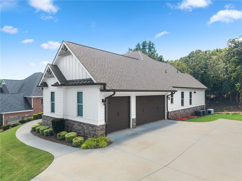 4 bedroom, 4 bathroom, 3,508 sq ft single family residence for sale at 4466 Park Royal Drive, Flowery Branch, GA 30542 — photo 2
