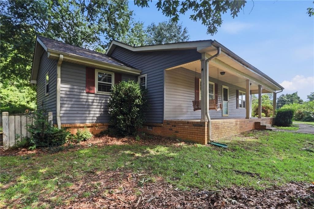3 bedroom, 2 bathroom, 1,293 sq ft single family residence for sale at 2029 Abington Lane, Snellville, GA 30078 — photo 2
