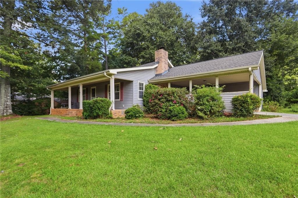 3 bedroom, 2 bathroom, 1,293 sq ft single family residence for sale at 2029 Abington Lane, Snellville, GA 30078 — photo 3