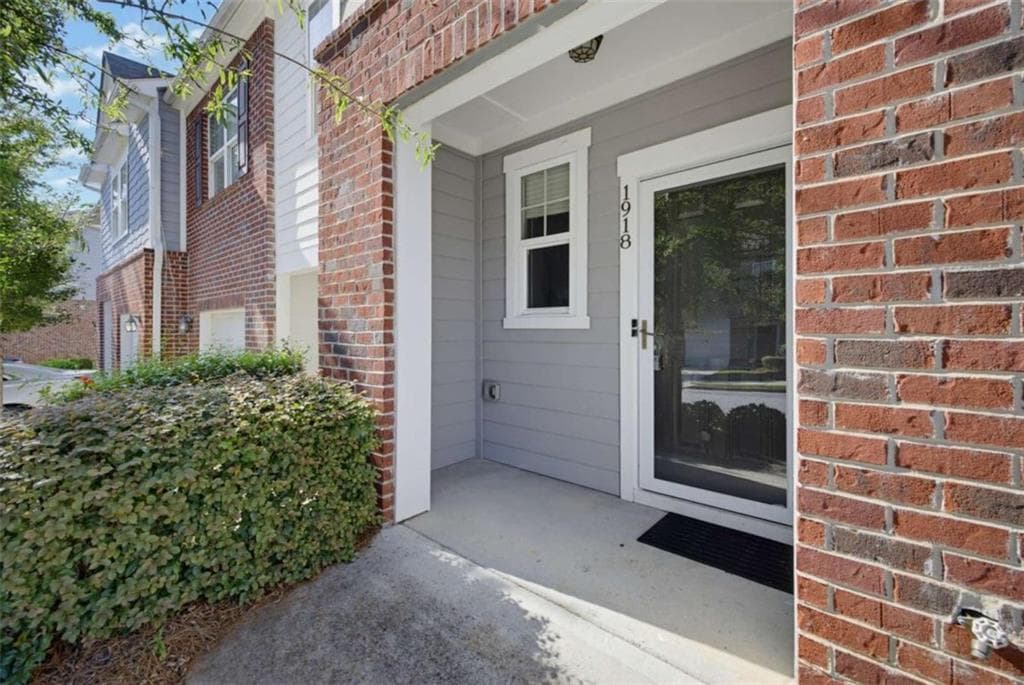 3 bedroom, 3 bathroom, 1,589 sq ft townhouse for sale at 1918 Millstream Hollow, Conyers, GA 30012 — photo 3