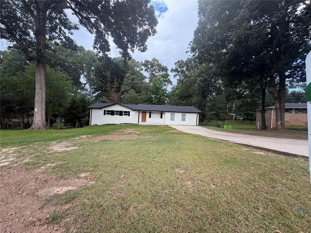 4 bedroom, 3 bathroom, 2,796 sq ft single family residence under contract at 3420 Nina Court, Douglasville, GA 30135 — photo 2