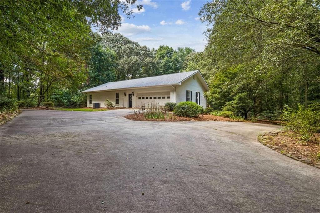 3 bedroom, 2 bathroom, 2,079 sq ft single family residence for sale at 406 Hidden Lakes Trail, Jefferson, GA 30549 — photo 4
