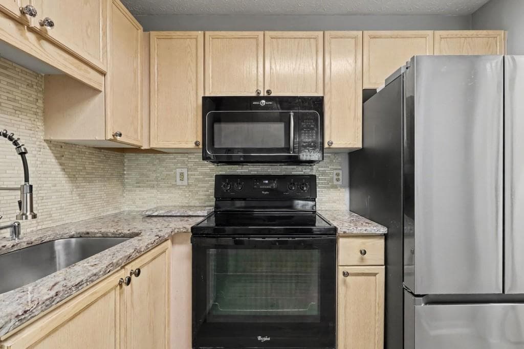 1 bedroom, 1 bathroom, 697 sq ft condominium under contract at 121 Bentley Place, Tucker, GA 30084 — photo 2