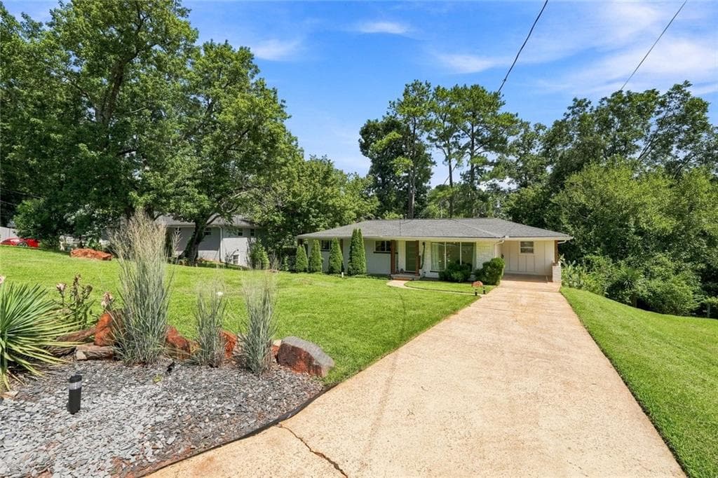 5 bedroom, 3 bathroom, 2,570 sq ft single family residence for sale at 2934 Lynda Place, Decatur, GA 30032 — photo 4