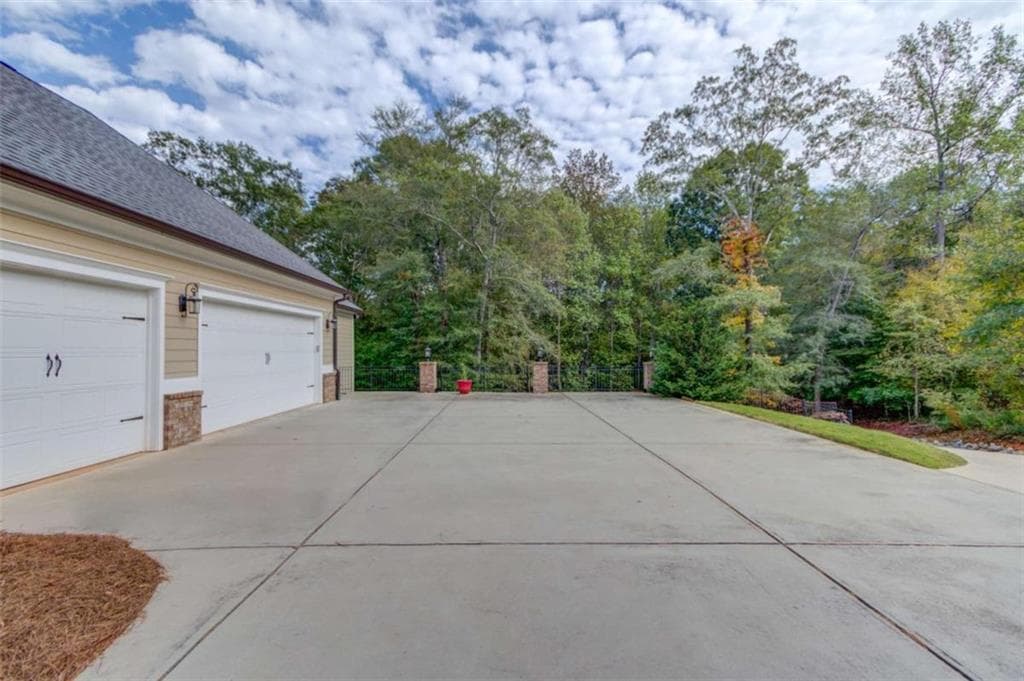 5 bedroom, 4 bathroom, 5,554 sq ft single family residence for sale at 624 Skyland Drive, Hoschton, GA 30548 — photo 3
