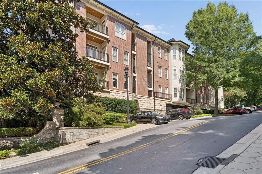 2 bedroom, 2 bathroom, 1,275 sq ft condominium for sale at 828 Highland Lane 2106, Atlanta, GA 30306 — photo 3