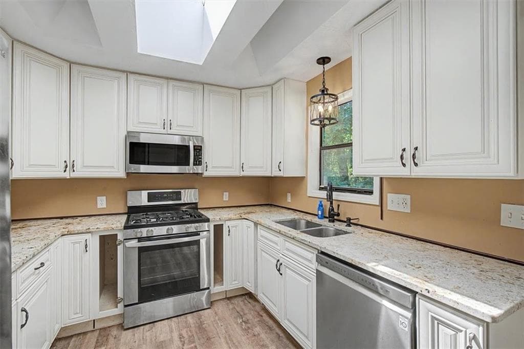 3 bedroom, 3 bathroom, 2,244 sq ft single family residence for sale at 2276 Mohawk Trail, Acworth, GA 30102 — photo 3