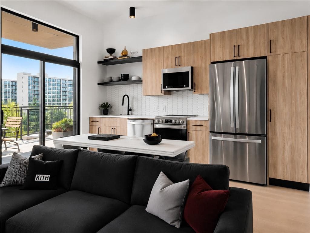 1 bedroom, 1 bathroom, 630 sq ft condominium for sale at 567 Ponce De Leon Avenue 414, Atlanta, GA 30308 — photo 3