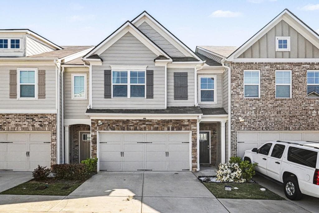 3 bedroom, 3 bathroom, 1,911 sq ft townhouse for sale at 5357 Radford, Fairburn, GA 30213