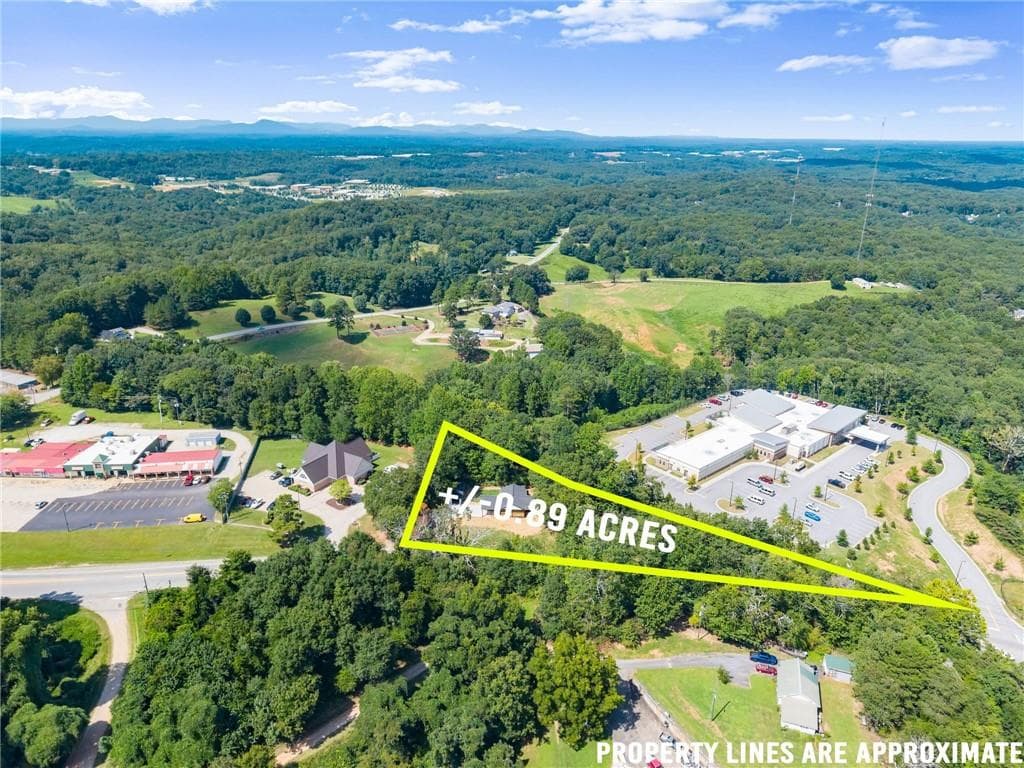 3 bedroom, 2 bathroom, 1,500 sq ft single family residence under contract at 2443 Old Cornelia Highway, Gainesville, GA 30507 — photo 3