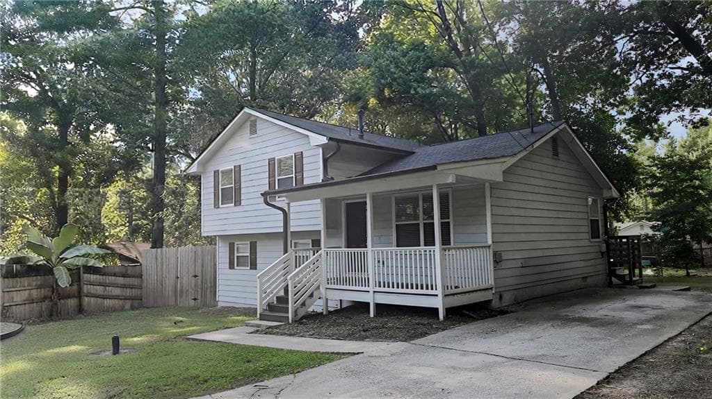 4 bedroom, 2 bathroom, 1,616 sq ft single family residence for sale at 141 Hemlock Circle, Lawrenceville, GA 30046 — photo 3