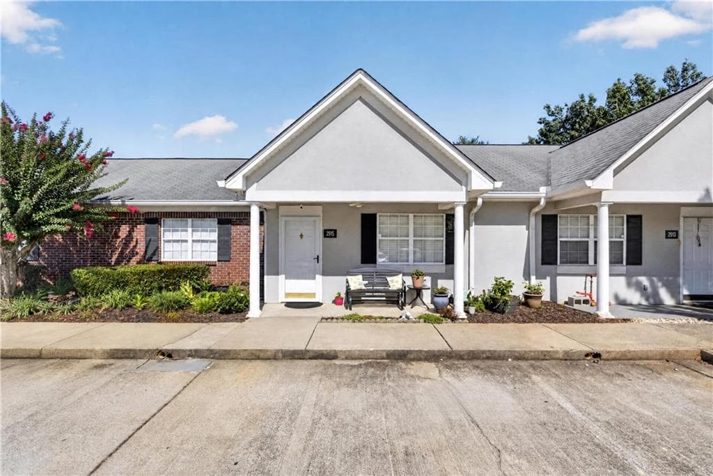 2 bedroom, 2 bathroom, 984 sq ft condominium for sale at 2915 Florence Drive, Gainesville, GA 30504