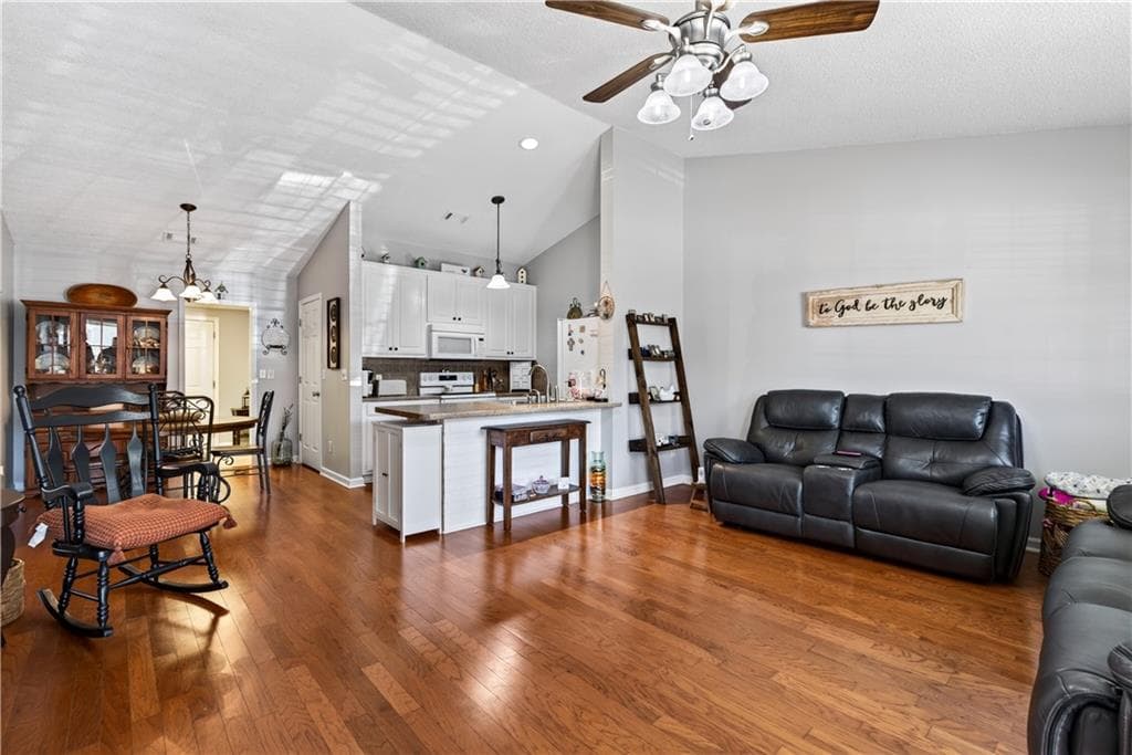 2 bedroom, 2 bathroom, 984 sq ft condominium for sale at 2915 Florence Drive, Gainesville, GA 30504 — photo 3