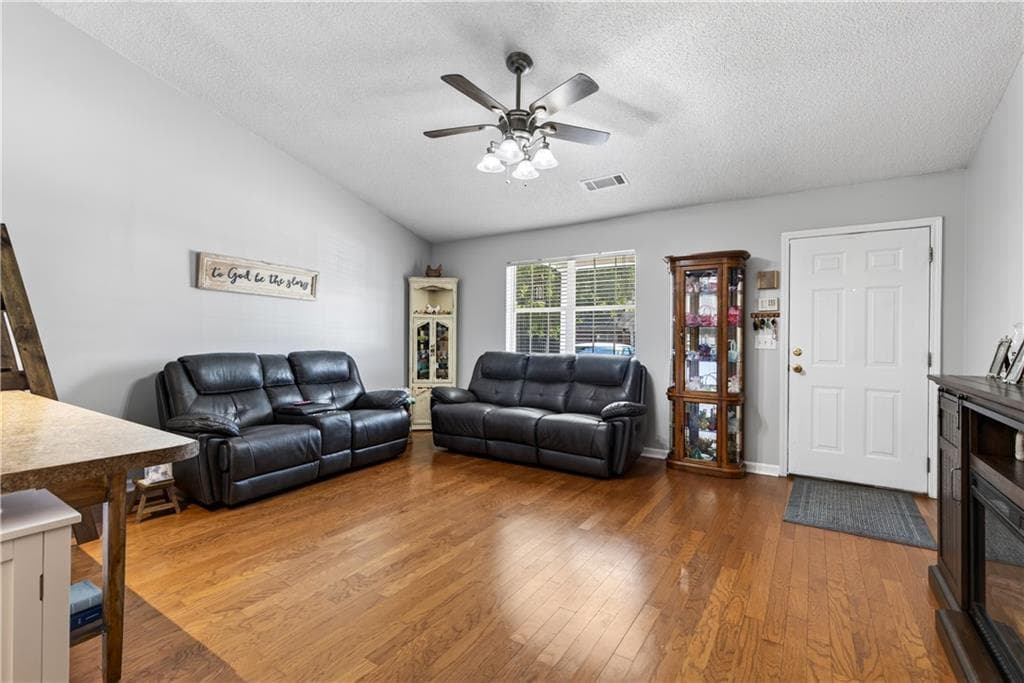 2 bedroom, 2 bathroom, 984 sq ft condominium for sale at 2915 Florence Drive, Gainesville, GA 30504 — photo 4