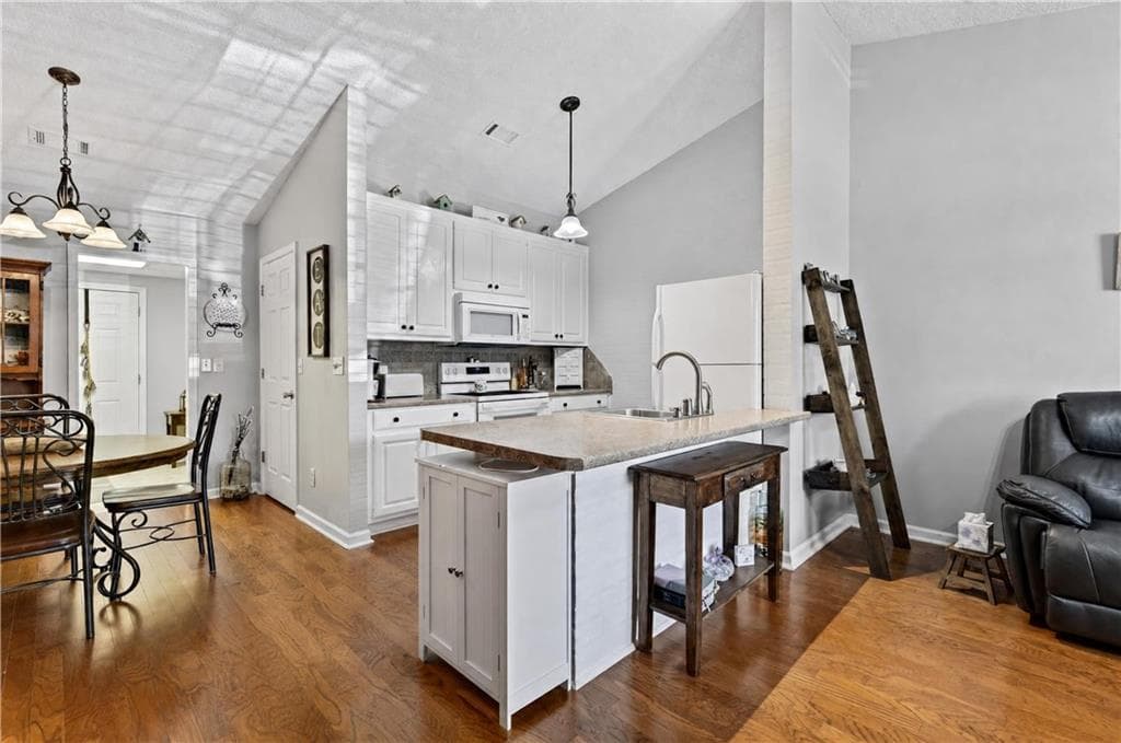 2 bedroom, 2 bathroom, 984 sq ft condominium for sale at 2915 Florence Drive, Gainesville, GA 30504 — photo 7