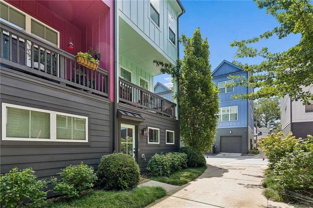 2 bedroom, 2 bathroom, 1,120 sq ft townhouse under contract at 203 Color Circle, Atlanta, GA 30317 — photo 2