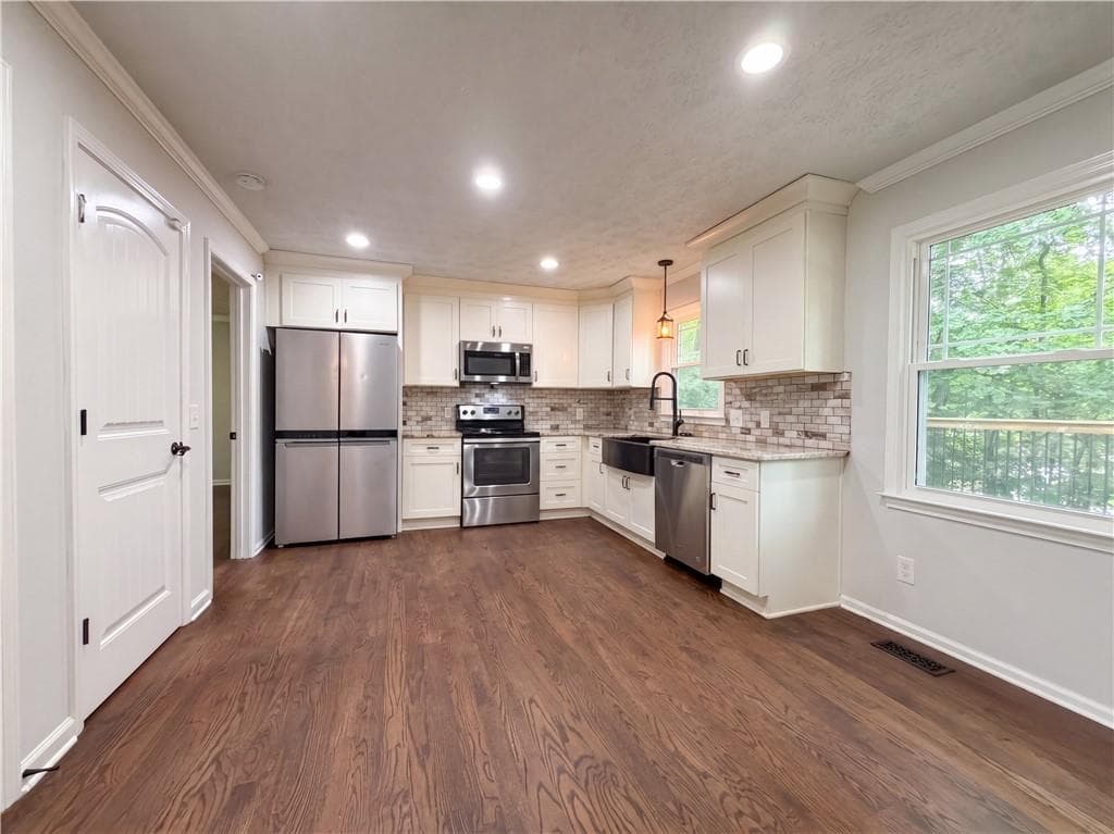 3 bedroom, 2 bathroom, 1,812 sq ft single family residence for sale at 1394 Natchez Trace, Marietta, GA 30008 — photo 2