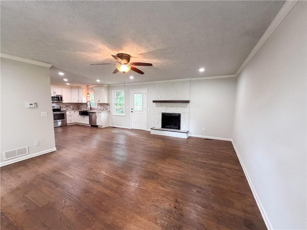 3 bedroom, 2 bathroom, 1,812 sq ft single family residence for sale at 1394 Natchez Trace, Marietta, GA 30008 — photo 3