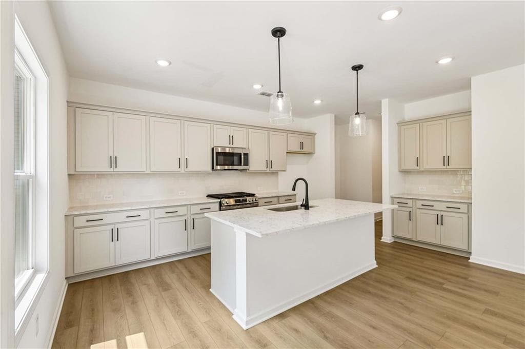 4 bedroom, 3 bathroom, 2,053 sq ft single family residence for sale at 5355 Callahan Trace, Flowery Branch, GA 30542 — photo 8