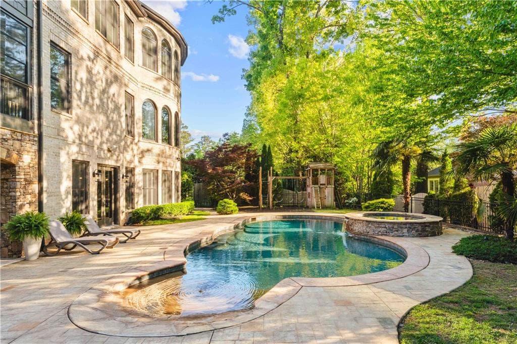 7 bedroom, 8 bathroom, 8,500 sq ft single family residence under contract at 1686 Montcliff Court, Decatur, GA 30033 — photo 4