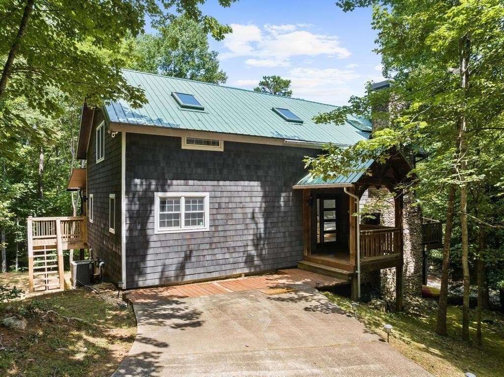 3 bedroom, 3 bathroom, 2,520 sq ft single family residence for sale at 281 Pine Cone Road, Blue Ridge, GA 30513 — photo 2