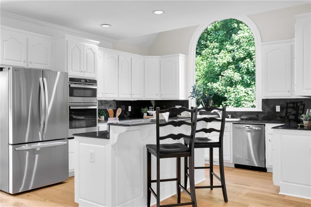 6 bedroom, 6 bathroom, 5,511 sq ft single family residence under contract at 10645 Oxford Mill Circle, Johns Creek, GA 30022 — photo 9