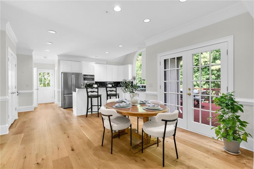 6 bedroom, 6 bathroom, 5,511 sq ft single family residence under contract at 10645 Oxford Mill Circle, Johns Creek, GA 30022 — photo 10